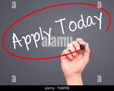 L'uomo la scrittura a mano si applicano oggi con pennarello nero su schermo visivo Foto Stock