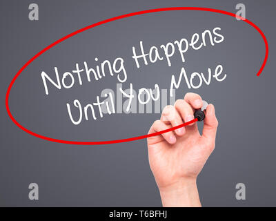 L'uomo la scrittura a mano non succede nulla fino a quando non si sposta con il pennarello nero su schermo visivo Foto Stock