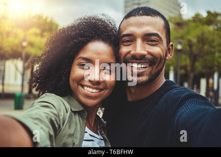 Prendendo un pov selfie con smart phone Foto Stock