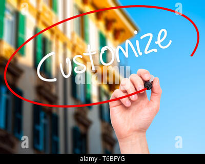 Man mano che scrive personalizzare con il pennarello nero su schermo visivo Foto Stock