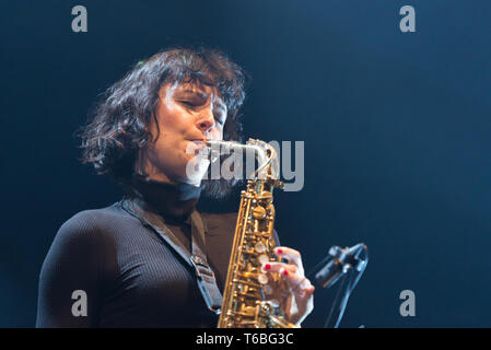 Danimarca, Roskilde - 17 giugno 2018. Musicista Jorja Chalmers suona dal vivo con la cantante inglese e cantautore Bryan Ferry a Roskilde Kongrescenter a Roskilde. (Photo credit: Gonzales foto - Bo Kallberg). Foto Stock