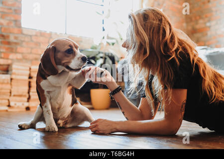 Ragazza con un cane Foto Stock