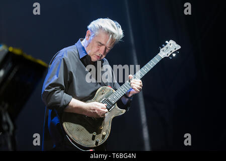 Danimarca, Roskilde - 17 giugno 2018. Il chitarrista inglese Chris Spedding suona dal vivo con la cantante inglese e cantautore Bryan Ferry a Roskilde Kongrescenter a Roskilde.(Photo credit: Gonzales foto - Bo Kallberg). Foto Stock