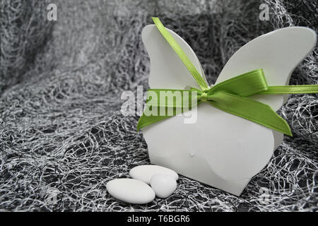 Butterfly scatola sagomata con mandorla confetti interno Foto Stock