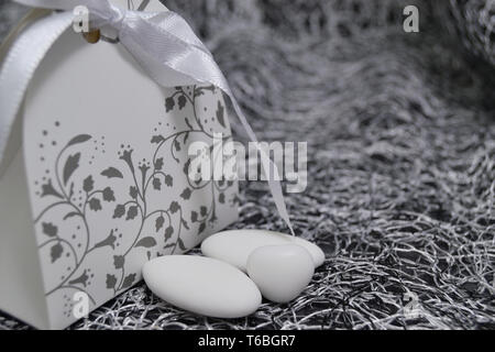 Abito da sposa scatola sagomata con mandorla confetti interno Foto Stock