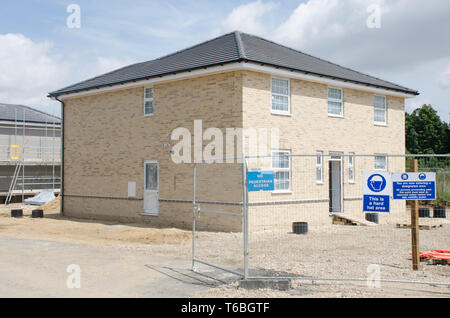 Un nuovo grande casa essendo costruita su sviluppo di alloggiamento Foto Stock