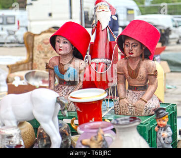 Vintage home decor e sculture in legno in vendita presso l'aria aperta gigante del mercato delle pulci (Riesenflohmarkt) di Monaco di Baviera.potrete trovare di tutto per ogni budget:. Foto Stock