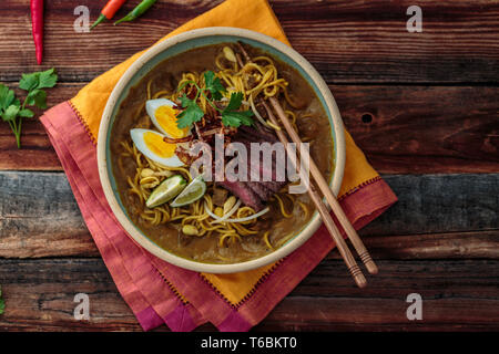 Malaysia Spicy Noodle Mee Rebus con carne di manzo uova fritte e cipolla Foto Stock