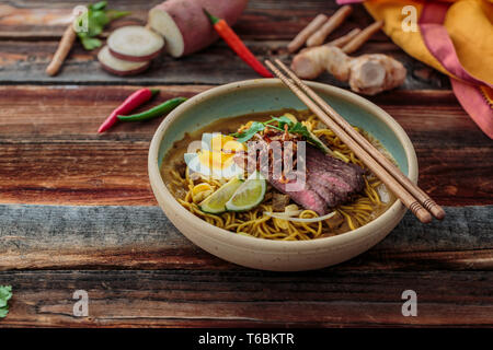 Malaysia Spicy Noodle Mee Rebus con carne di manzo uova fritte e cipolla Foto Stock