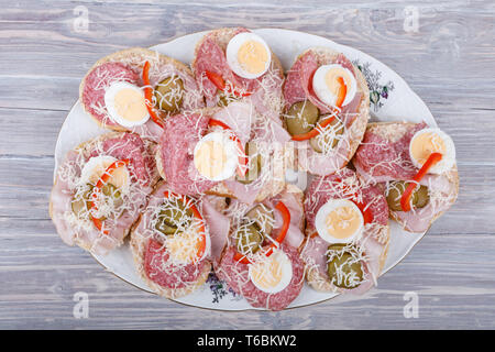 Sandwich fatti in casa con uova e salsiccia Foto Stock