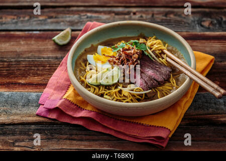 Malaysia Spicy Noodle Mee Rebus con carne di manzo uova fritte e cipolla Foto Stock