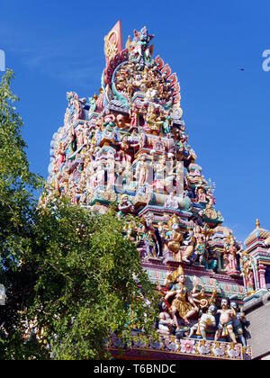 La Sri Veeramakaliamman Tempio a Singapore con il suo stile Tamil tower è il più importante tempio indù in Little India distretto. Foto Stock