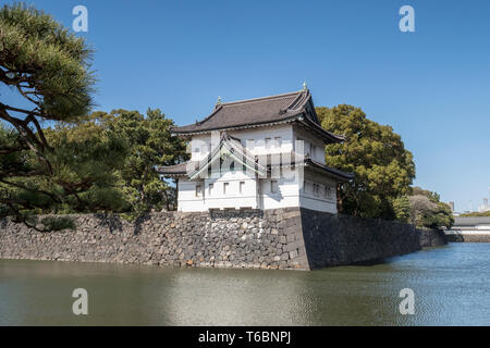 Torretta ad angolo sopra il fossato intorno al palazzo imperiale a Tokyo in Giappone. Foto Stock