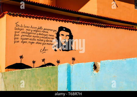 La pittura di Che Guevara su un vecchio muro in Trinidad Foto Stock