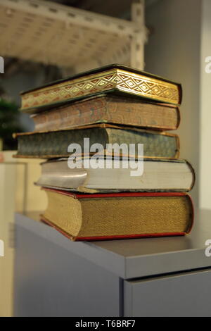 Pila di libri antichi Foto Stock