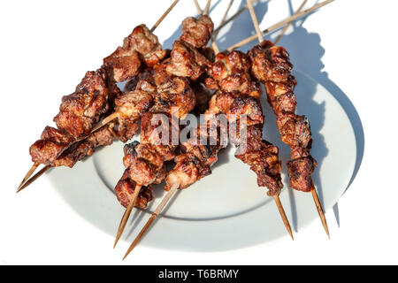 Grigliata di kebab spiedini su sputa Foto Stock