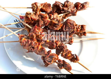 Grigliata di kebab spiedini su sputa Foto Stock