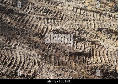 Tracce di pneumatici di veicoli di costruzione su un sito in costruzione Foto Stock