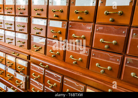 Armadietti in biblioteca Foto Stock