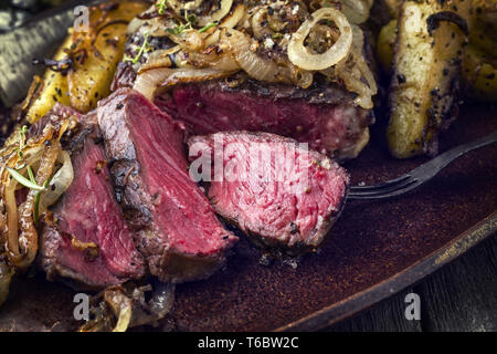 Kobe Costata di manzo molto rara con cipolla fritti e patate Foto Stock