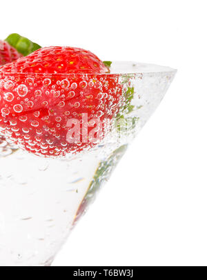 Fragole fresche in vetro con acqua frizzante Foto Stock