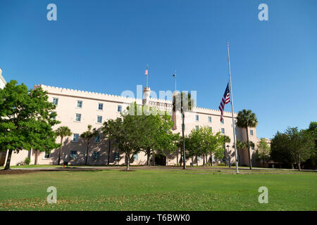 Stelle e Strisce vola a metà del personale in Charleston, Carolina del Sud, Stati Uniti d'America. Bandiera polo è al di fuori della Cittadella Vecchia a Marion Square. Foto Stock