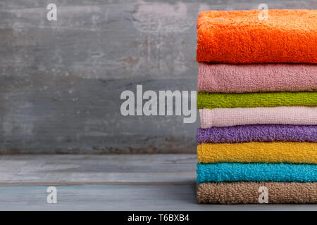 Pila di coloratissimi asciugamani da bagno Foto Stock