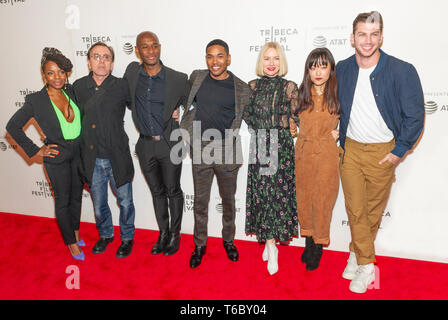 New York, Stati Uniti. 28 apr, 2019. Marsha Stephanie Blake ; Tim Roth ; Shari Frilot; Kelvin Harrison Jr ; Naomi Watts ; Andrea Botto ; Noè Gaynor frequentare la premiere del film Luce durante il 2019 Tribeca Film Festival a Stella Artois teatro a BMCC TRAC Credito: Lev Radin/Pacific Press/Alamy Live News Foto Stock