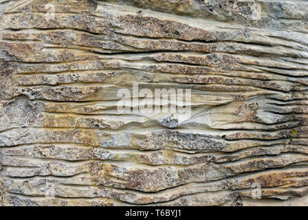 Gli sfondi e texture: età della pietra, la superficie di parete esterna dell'edificio rustico Foto Stock