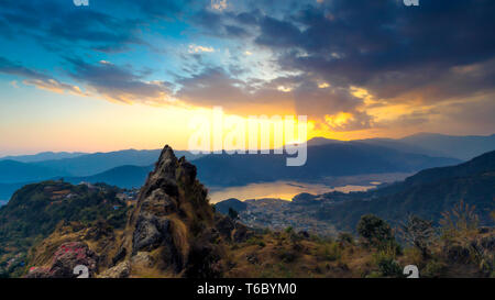 Tramonto sullo sfondo il lago phewa e colline vista dalla cima delle colline sarankot Pokhara Nepal Foto Stock