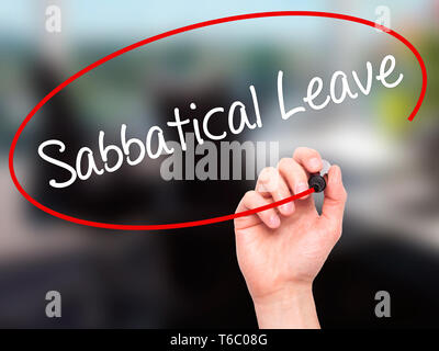 Man mano la scrittura di congedo sabbatico con pennarello nero su schermo visivo Foto Stock