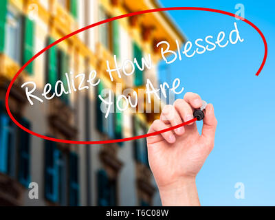 Man mano la scrittura di renderci conto di come il Beato Si con il pennarello nero su schermo visivo Foto Stock
