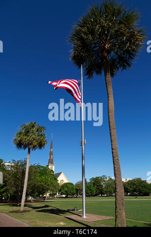 Stelle e Strisce vola a metà del personale in Charleston, Carolina del Sud, Stati Uniti d'America. Bandiera polo è al di fuori della Cittadella Vecchia a Marion Square. Foto Stock