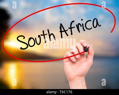 Man mano che scrive il Sud Africa con pennarello nero su schermo visivo Foto Stock