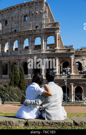 Giovane guardando il Colosseo romano, Roma, Italia Foto Stock