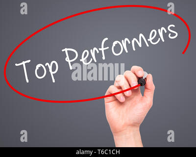 Man mano che scrive top performer con pennarello nero su schermo visivo Foto Stock