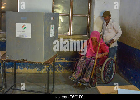 Un Rajasthani cittadino indiano su una sedia a rotelle getta la sua votazione in un centro di polling durante la quarta fase delle elezioni generali in Ajmer India. Popolo Indiano voto preponderante durante la quarta fase delle elezioni generali con 900 milioni di indiana di 1,3 miliardi di persone registrate per il voto. L'Indiano elezione nazionale è il più grande del mondo di esercizio democratico, Ajmer, Rajasthan, India. (Foto di Shaukat Ahmed/Pacific Stampa) Foto Stock