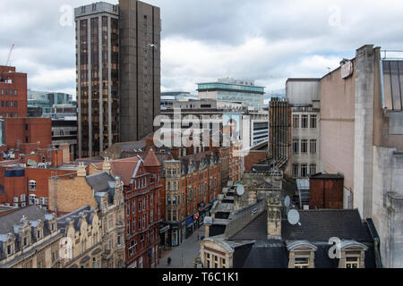 Birmingham, Regno Unito - 17 Marzo 2019: Guardando verso il basso sui negozi e uffici lungo Corporation Street nel cuore di Birmingham City Centre Foto Stock