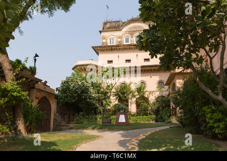 Percorso di Neemrana Fort Palace con il n. di persone in Rajasthan in India Foto Stock