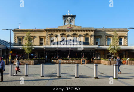 Reading, Regno Unito - 11 Aprile 2019: I Tre Guinea pub, precedentemente noto come una parte di lettura di stazione ferroviaria, sulla collina di stazione Foto Stock