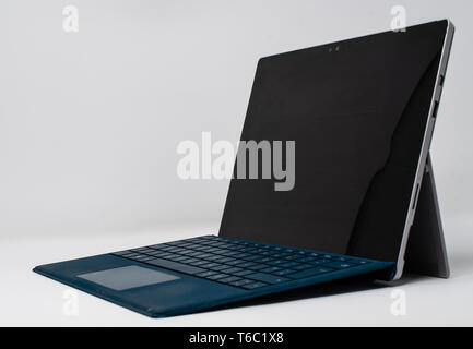 Reading, Regno Unito - 19 Aprile 2019: un lato in vista di una Microsoft Surface Pro 4 tablet notebook hybrid Foto Stock
