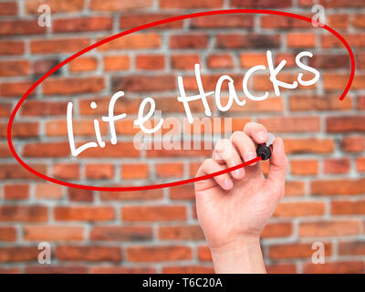 Man mano che scrive la vita Hack con pennarello nero su schermo visivo Foto Stock