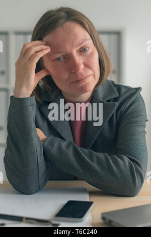 Imprenditrice di piangere in ufficio, ritratto di donna triste persona d'affari con le lacrime agli occhi Foto Stock