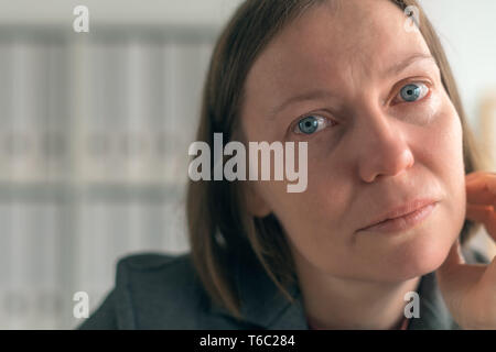 Imprenditrice di piangere in ufficio, ritratto di donna triste persona d'affari con le lacrime agli occhi Foto Stock