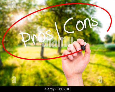 Man mano che scrive Pros Cons con pennarello nero su schermo visivo Foto Stock