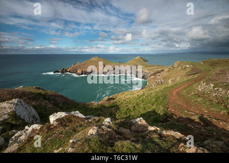 I picchi gemelli di groppe su un aprile pomeriggio. Pentire di testa, Polzeath, Cornwall. 2019 Foto Stock