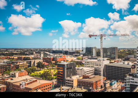 Adelaide, Australia del Sud - Settembre 30, 2017: Adelaide vista dello skyline della citta' verso nord in un giorno Foto Stock