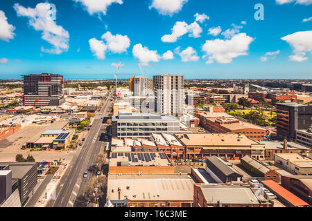 Adelaide, Australia del Sud - Settembre 30, 2017: Adelaide vista dello skyline della citta' verso ovest in un giorno Foto Stock