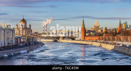 Paesaggio urbano, il Cremlino, fiume Moskva, Mosca, Russia Foto Stock