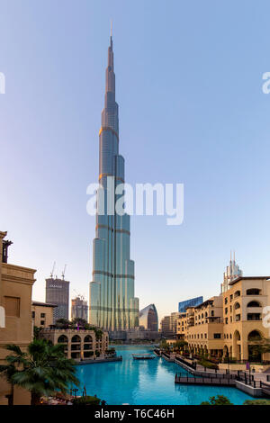 I UAE Dubai Burj Khalifa da Dubai Mall Gardens Foto Stock